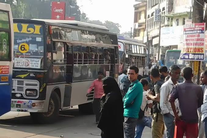 ಬಸ್‌ನಲ್ಲಿ ಅಸ್ವಸ್ಥಗೊಂಡ ವಿದ್ಯಾರ್ಥಿನಿ..! ಸಮಯ ಪ್ರಜ್ಞೆ ಮೆರೆದ ಬಸ್‌ ಚಾಲಕ,&nbsp;ನಿರ್ವಾಹಕ